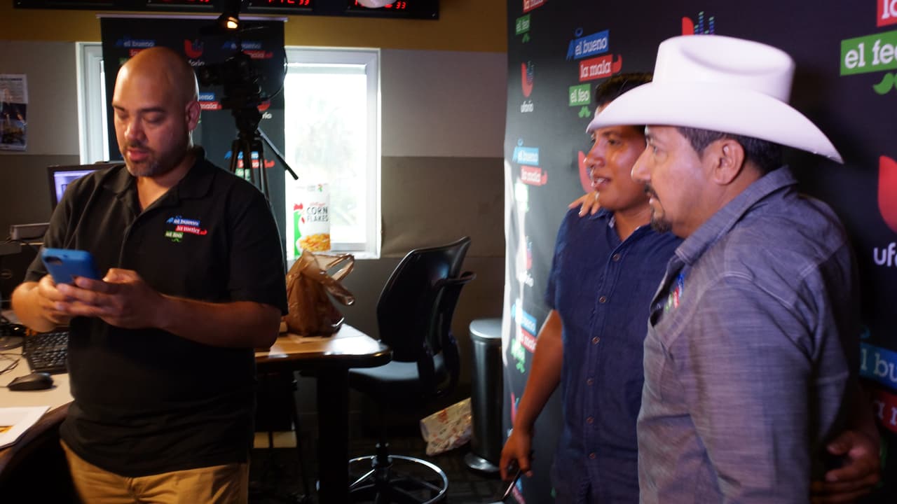 Así fue la visita de
<a href="http://www.univision.com/los-angeles/kmex/noticias/sucesos/si-no-moves-el-carro-te-lo-muevo-yo-la-amenaza-que-cumplio-el-peaton-que-tumbo-el-carrito-de-un-vendedor-de-elotes">Benjamín Ramírez</a>, #ElElotero más famoso del mundo en
<a href="https://www.facebook.com/buenomalafeo/?fref=ts"> 'El Bueno, La Mala y El Feo'.</a>