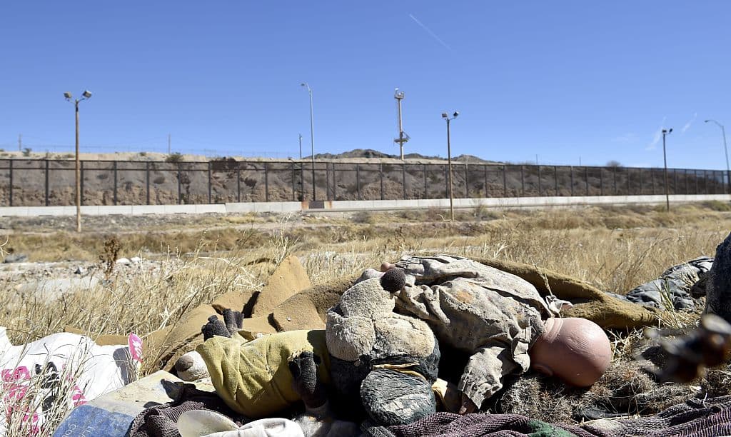 Hallan 225 migrantes en una bodega en el centro de México