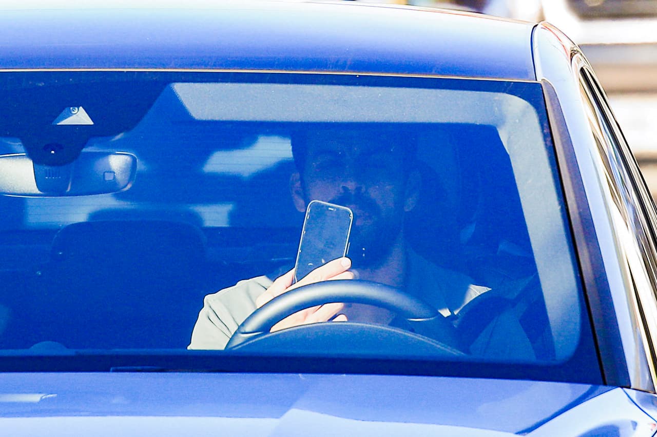 De acuerdo con la agencia The Grosby Group el también empresario revisaba su celular ya que se encontraba atascado en el tráfico. 
<br>