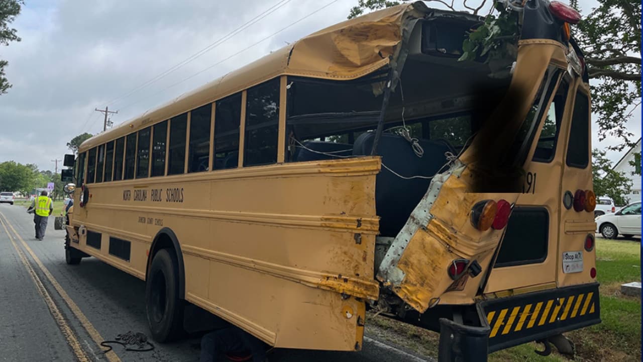 Ocho estudiantes entre 5 y 11 años de edad heridos en accidente de bus escolar