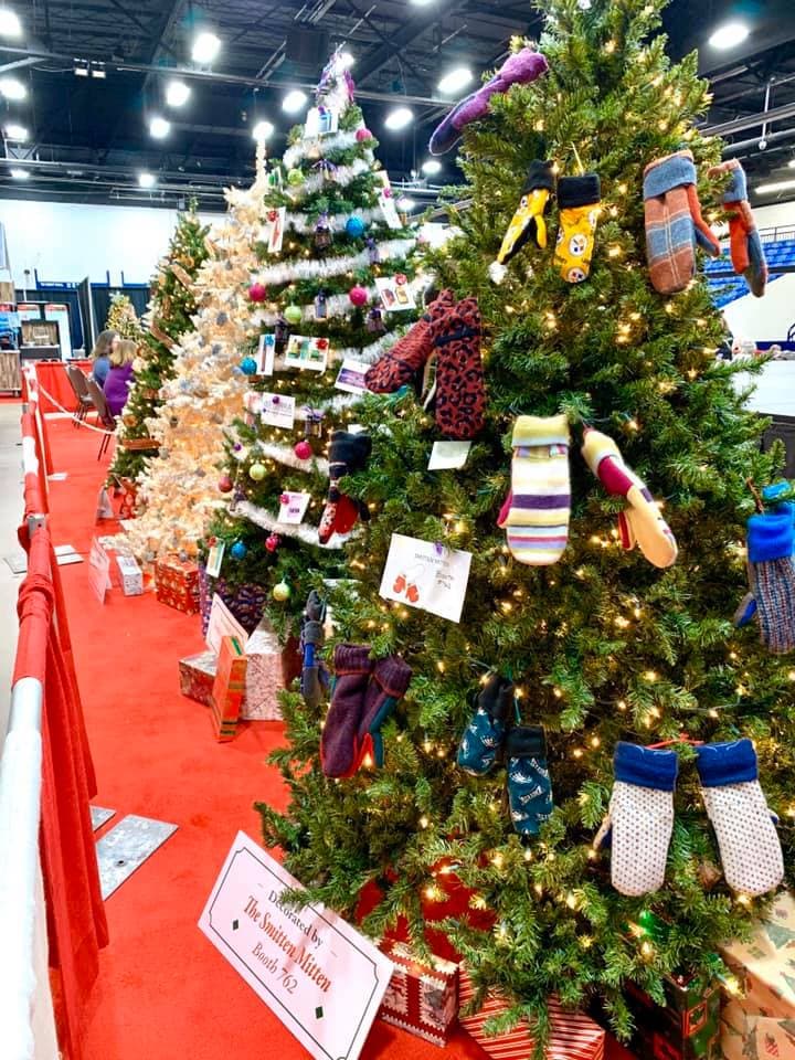 <b><a href="https://www.pachristmasshow.com/">PA Christmas & Gift Show (Harrisburg)</a></b>. El PA Christmas Show es un evento de compras navideñas único que se lleva a cabo en un solo piso. Puedes visitar cientos de tiendas especializadas que venden una amplia gama de regalos únicos y exclusivos para familiares y amigos. Descubre nueva decoración navideña, ropa, juguetes, golosinas y más.