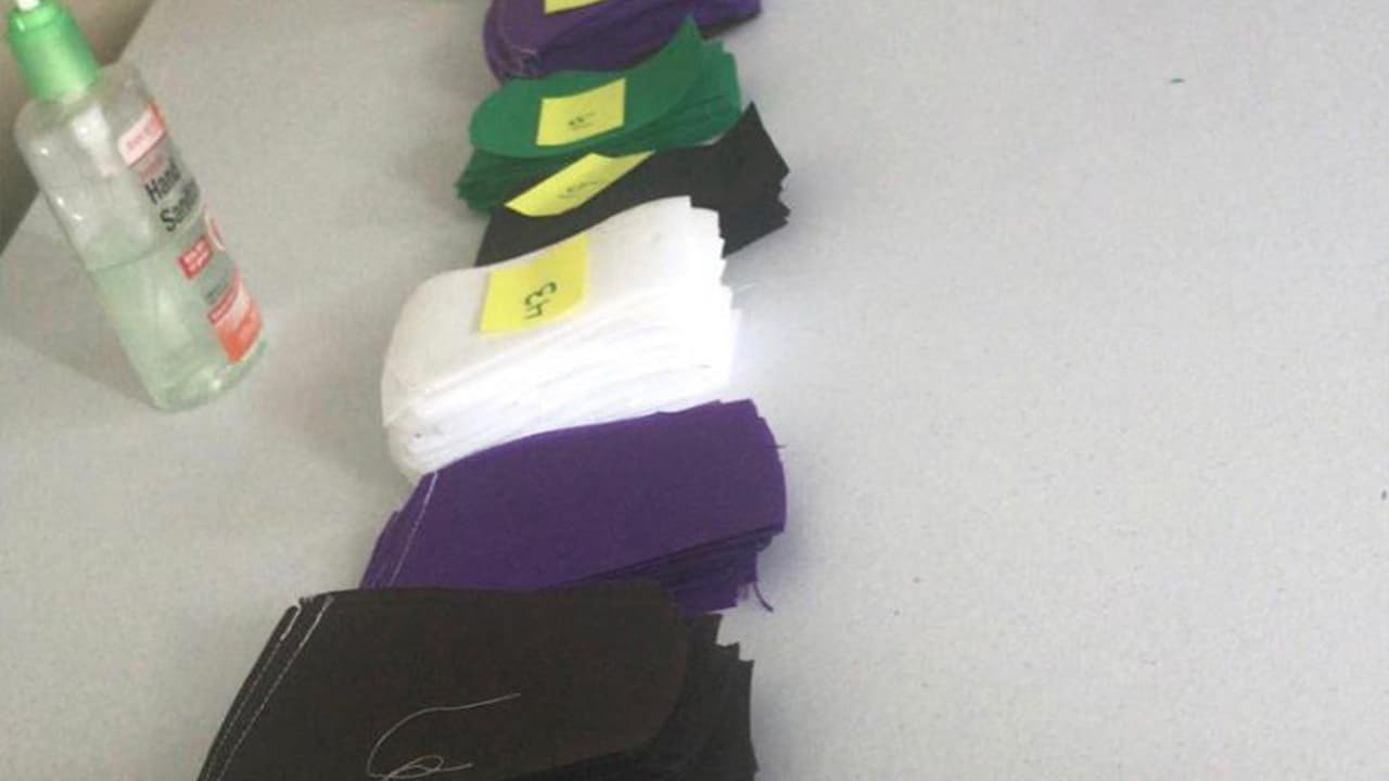 “Desde que empecé no he parado, hasta el momento han venido a recoger 9,000 mascarillas que he creado”, agregó Martí.