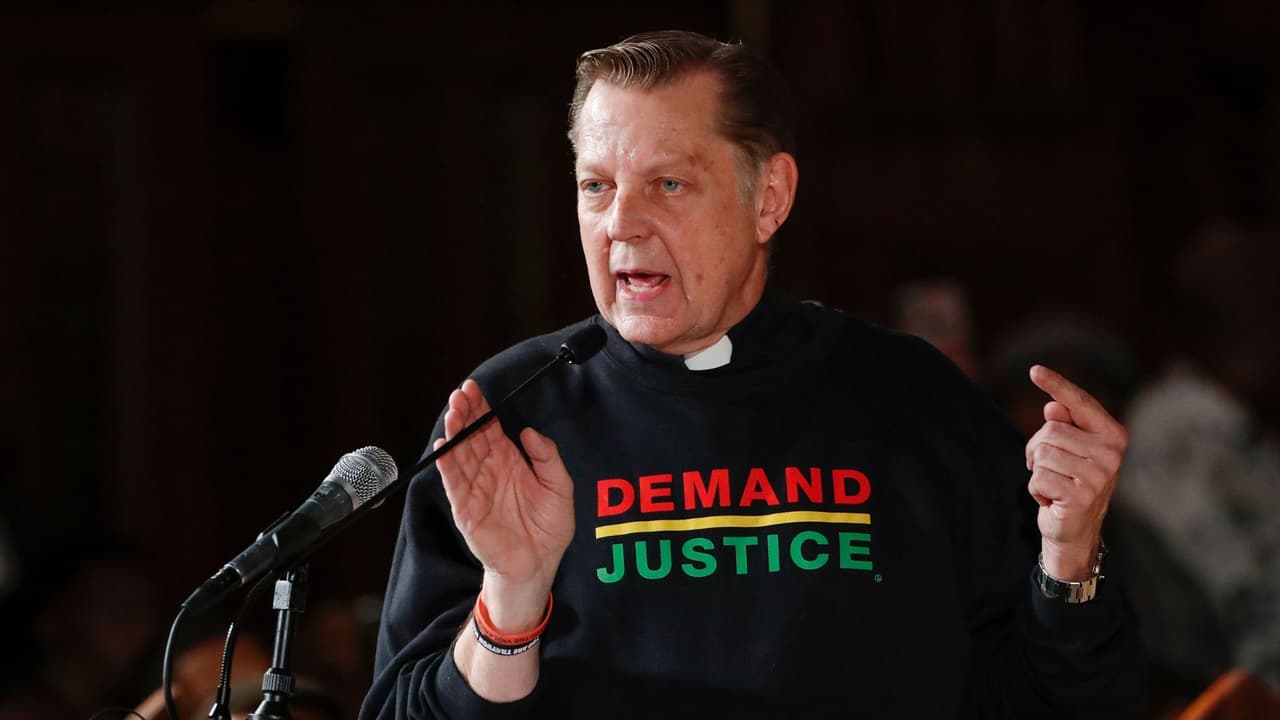 Michael Pfleger acusa a la Casa Blanca de ser la verdadera generadora de violencia