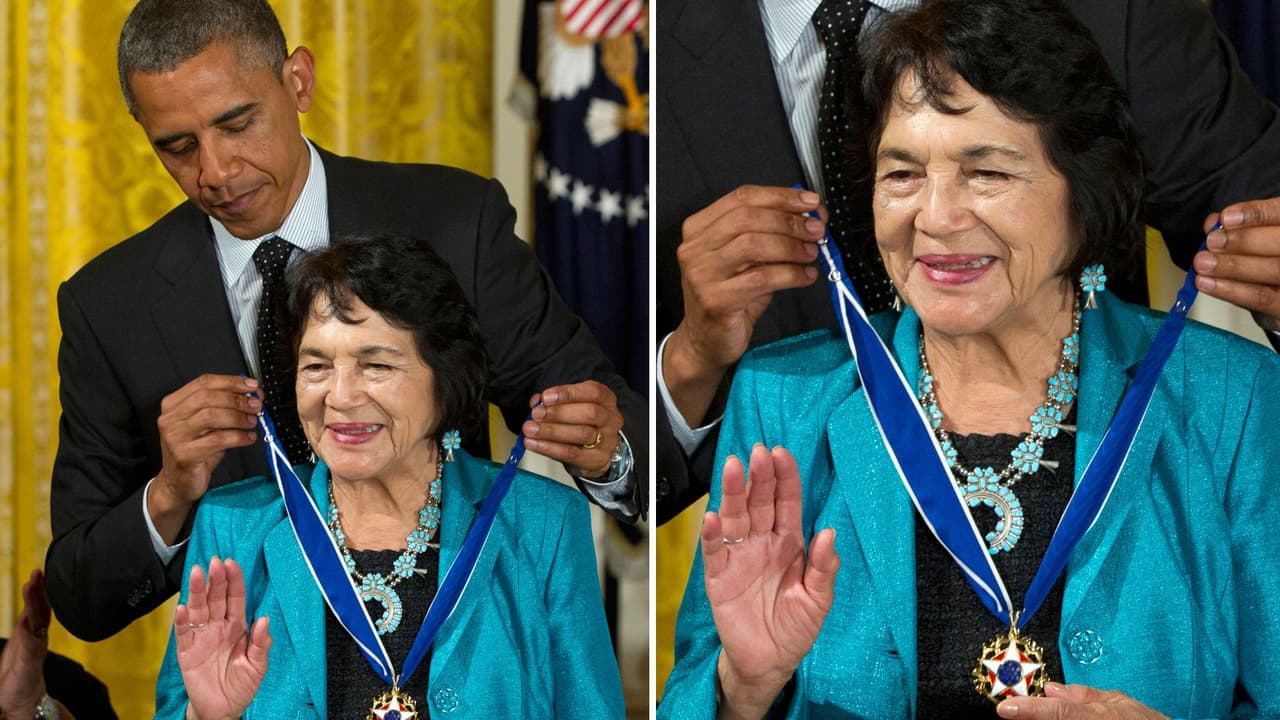 El presidente Barack Obama entrega la Medalla Presidencial de la Libertad a la activista Dolores Huerta durante una ceremonia en la Casa Blanca en 2012.