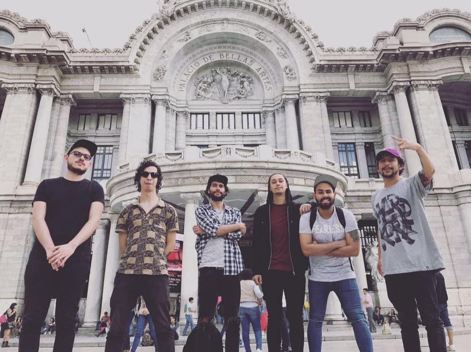 Los Petitfellas es un proyecto musical alternativo que nació en el 2006 bajo el nombre de Pet Fella y liderado por su vocalista: Nicolás Barragán, quien en el 2011 dio a conocer su primer trabajo discográfico 'Querido Frankie'.
<br>