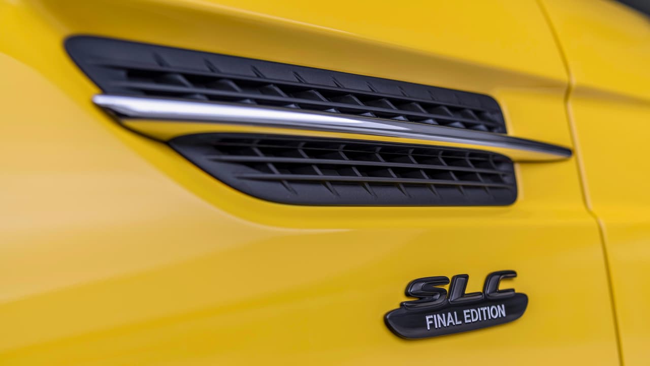 Para celebrar el último año de la actual generación, presentada al público en 2011 aún con el nombre Mercedes-Benz SLK, el fabricante de la estrella de tres puntas acaba de presentar el 
<b>Mercedes-Benz SLC Final Edition 2020</b>.
<br>