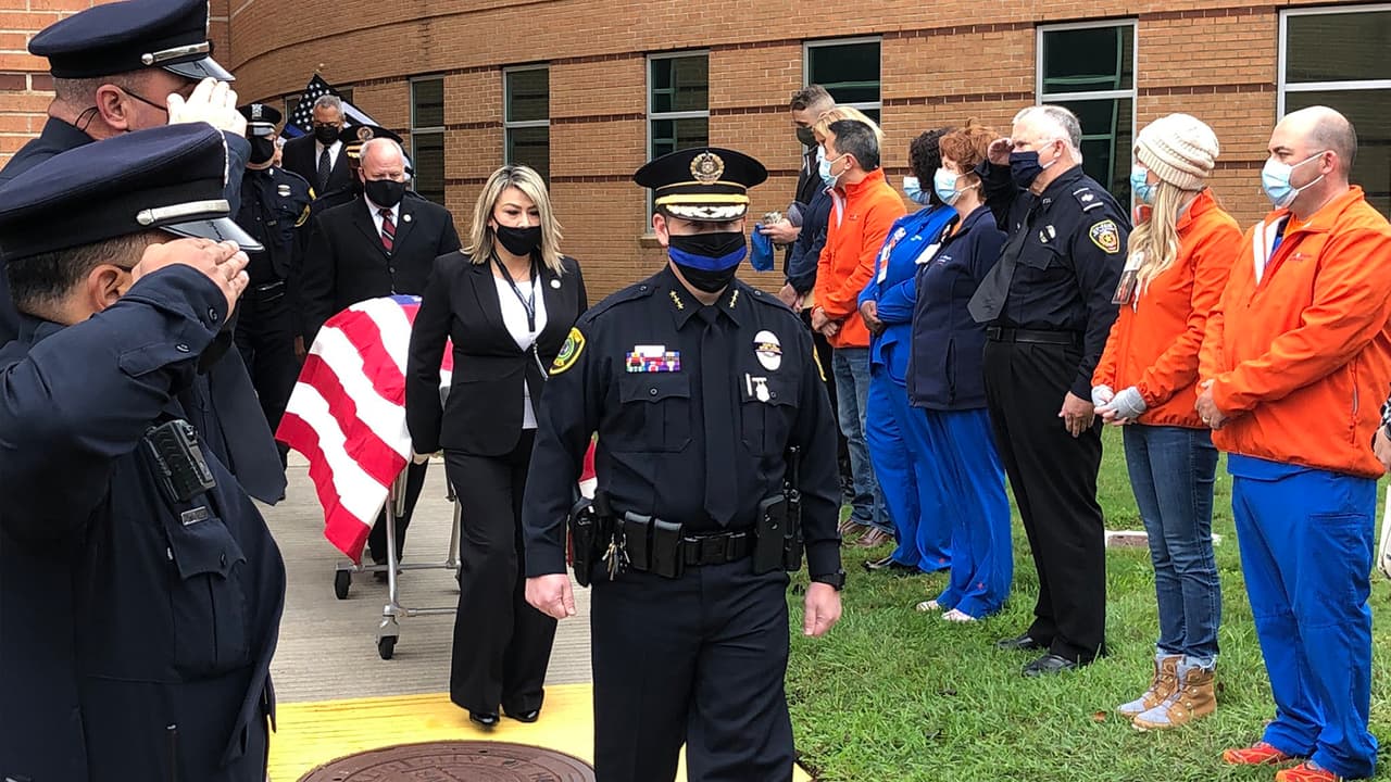 Este domingo, el cuerpo de Leal fue llevado del hospital donde falleció hasta la funeraria.
