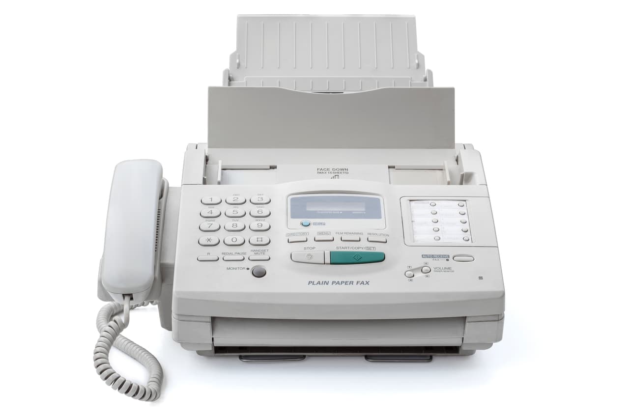 <b>El Fax.</b> La posibilidad de transmitir información impresa vía telefónica fue revolucionaria cuando el mundo aún dependía del correo regular. Aunque inventores, científicos y empresas telefónicas tenían más de un siglo experimentando con la conversión de textos e imágenes en códigos binarios que se pudieran transmitir por cable, decodificar y reimprimir, no fue sino hasta la década de 1970 que se masificó el sistema, y fue muy popular hasta la llegada del correo electrónico.
