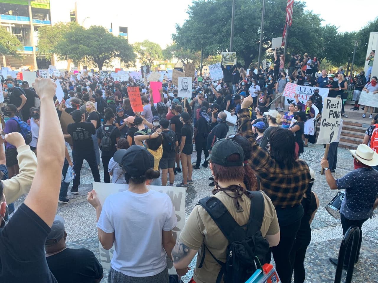 Los manifestantes fueron convocados para reunirse a las 5:00 pm en Travis Park.