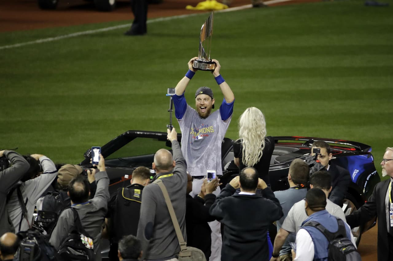 Ben Zobrist se lleva el trofeo y un auto deportivo a casa como premio.