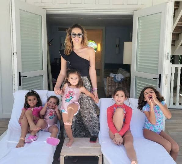 Las nenas también disfrutan de grandes vacaciones a la playa, visitas a los parques Universal, Disney y el rancho de la familia de Jacky.