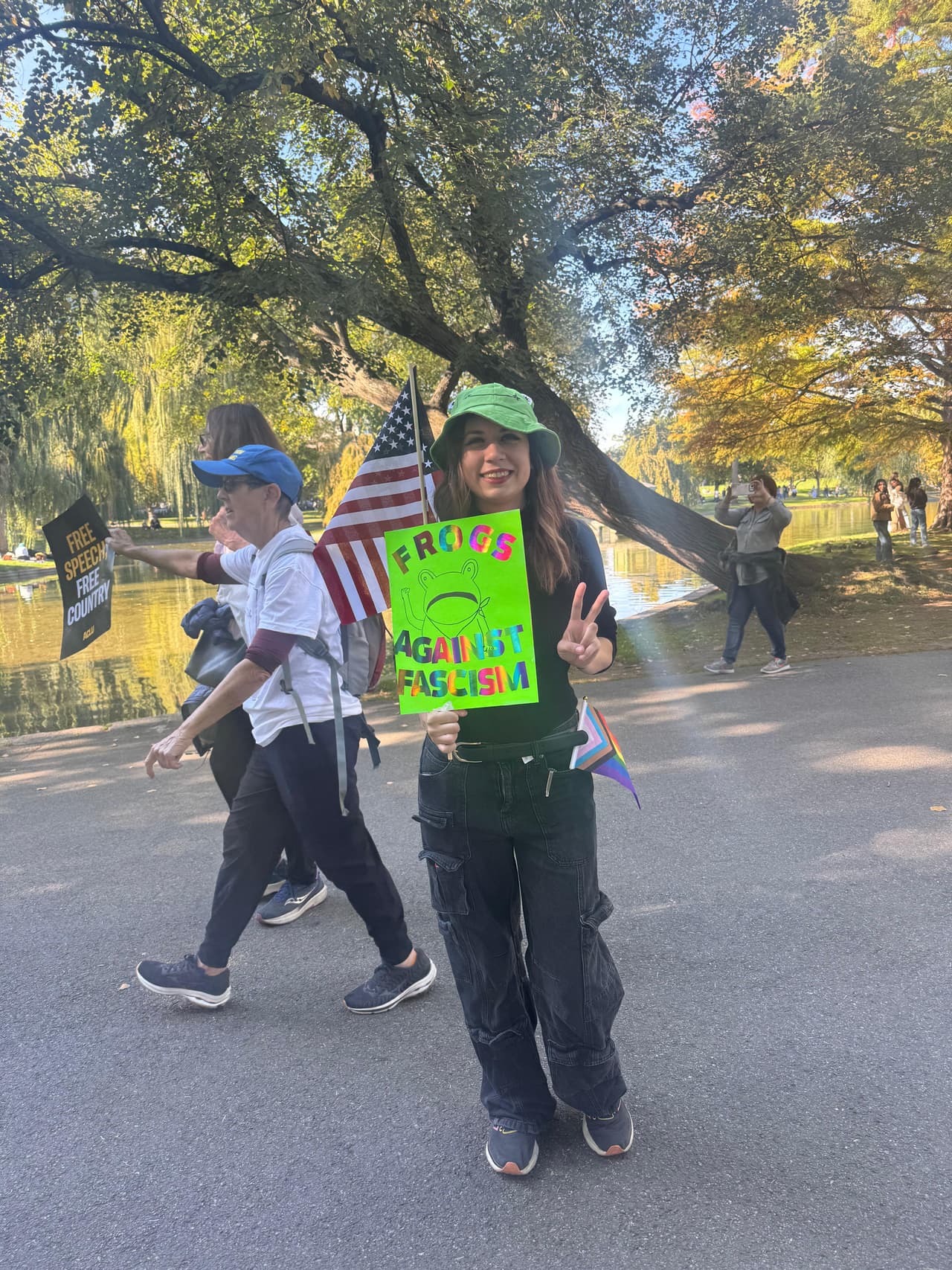 <b>'Ranas contra el fascismo' </b>fue uno de los mensajes que hace alusión a las 
<a href="https://www.univision.com/local/los-angeles-kmex/disfraz-de-rana-inflable-mexicano-transforma-protestas-contra-ice-en-portland-oregon-fotos" target="_blank">ranas inflables </a>q ue han protestado en Portland contra la intervención de la Guardia Nacional.