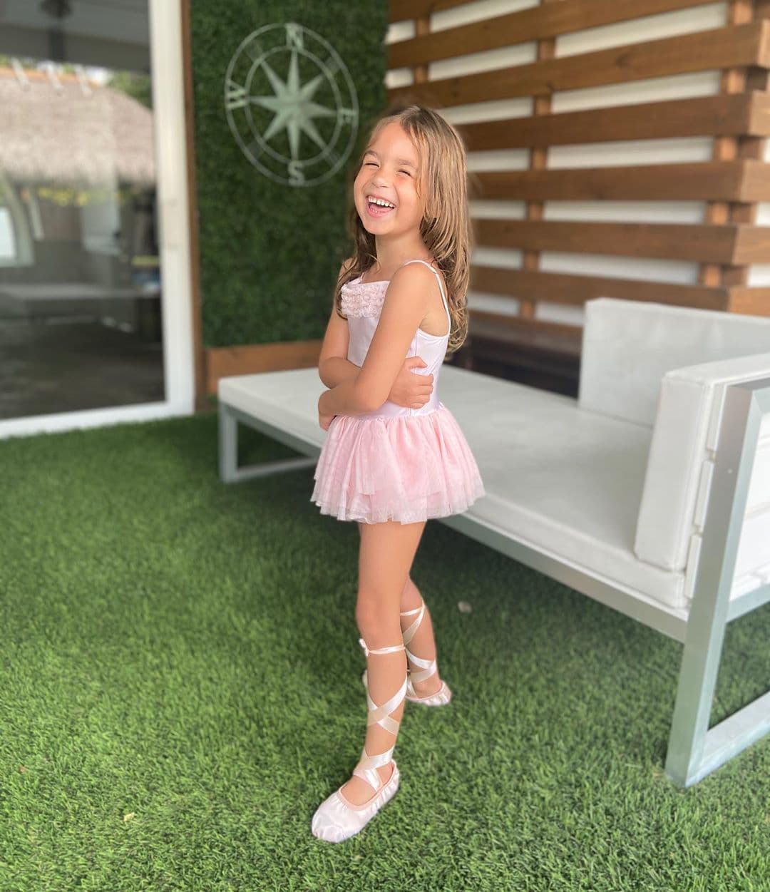 La sonrisa de la pequeña Michelle Tacher, quien como su mami nos cuenta ama el ballet, es una gran postal para arrancar la semana con la mejor energía y actitud del mundo.