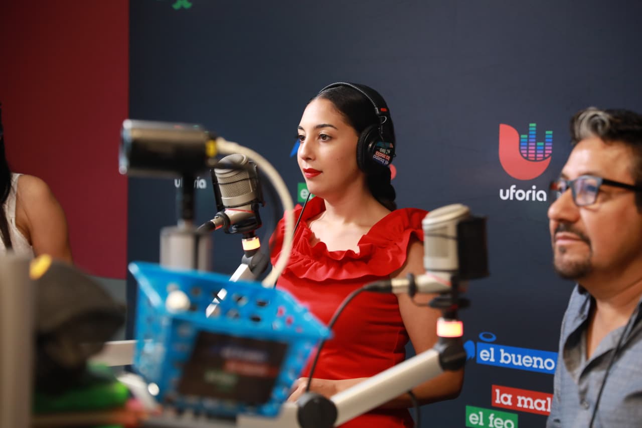 Su sencillez enamoró a los locutores de
<b>El Bueno, La Mala y El Feo</b>, quienes además le ven un futuro muy próspero en su carrera.