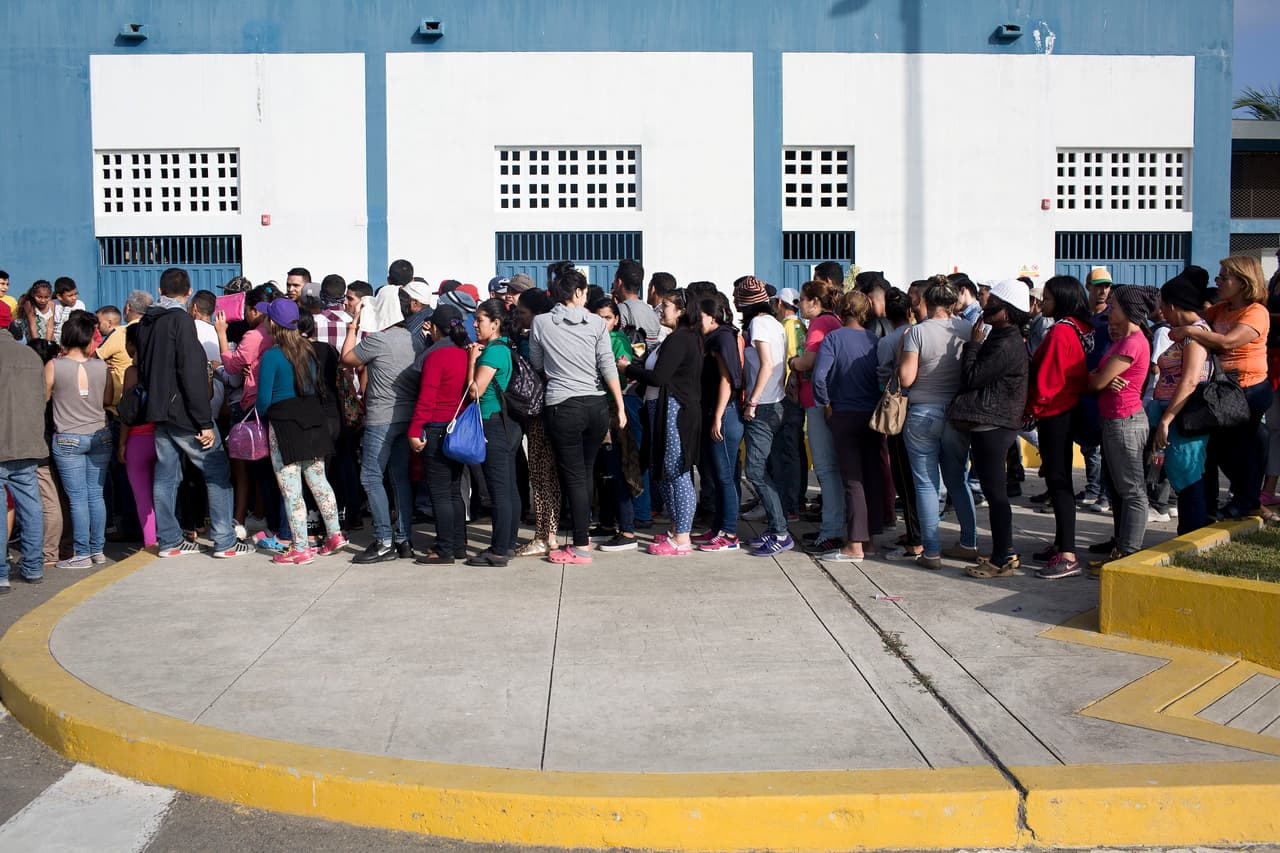 La medida tomada por Perú ha sido criticada por organizaciones internacionales como Amnistía Internacional que este lunes instó al gobierno a que permita el ingreso a los venezolanos que "huyen de la violencia" y buscan "un futuro mejor" fuera de su país "aunque no cuenten con pasaporte".