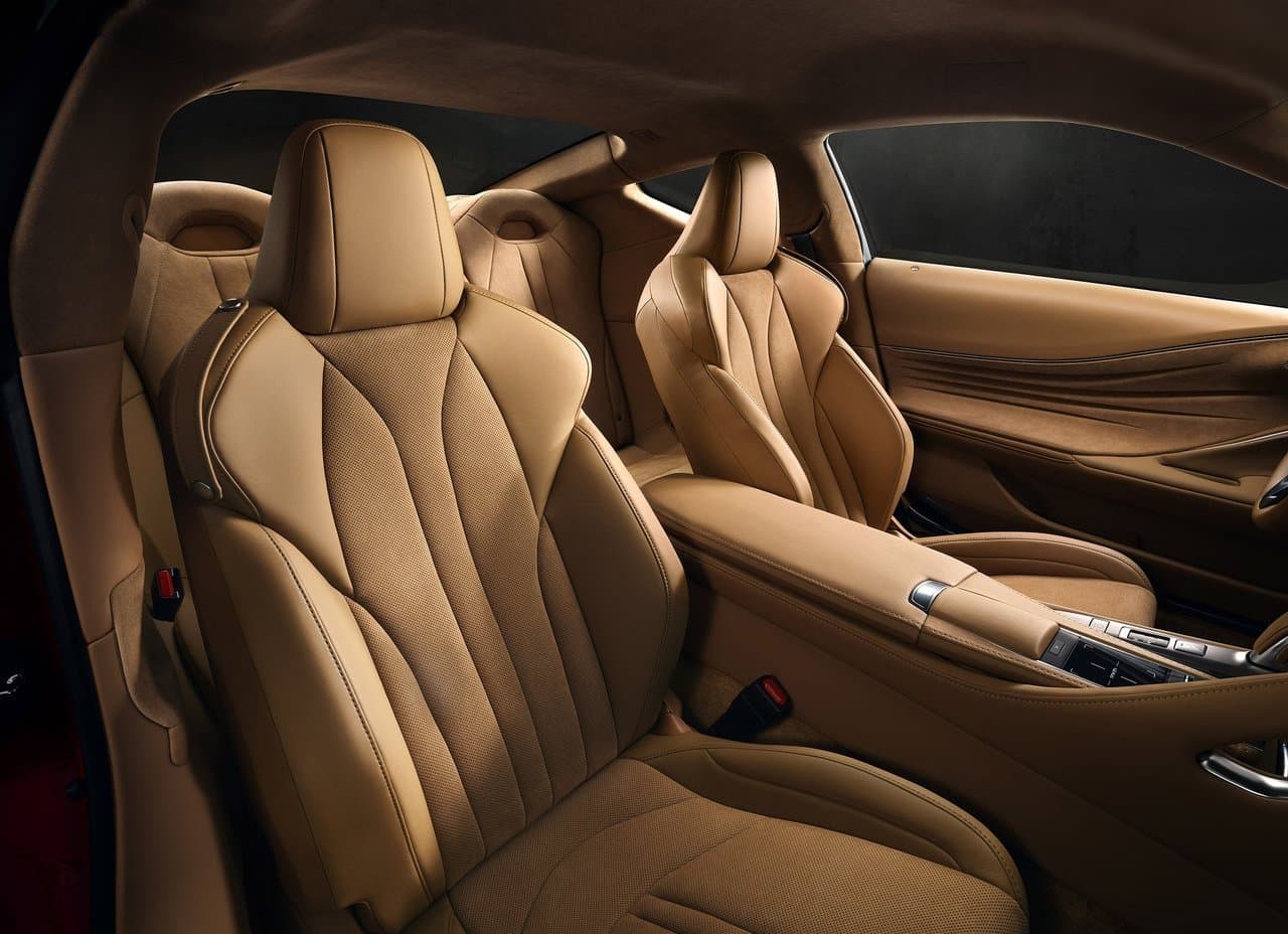 <b>Precio</b>
<br>
<br>El Lexus LC 500 está disponible en un único nivel de equipamiento y arranca en los $92,300. Sin embargo, el cliente tiene a su disposición la opción de incluir algunos paquetes adicionales que también elevan la cifra de su etiqueta más allá de los $100,000.