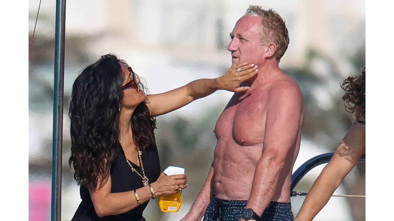 Salma Hayek lució muy pendiente de su esposo durante su paseo por Ibiza.