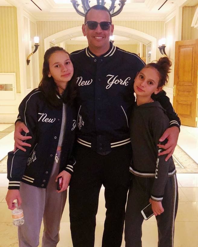 Natasha, de 15 años, y Ella, de 11 años, son las hijas del exbeisbolista Alex Rodríguez, a quienes procreó con su exesposa, la abogada Cynthia Scurtis.