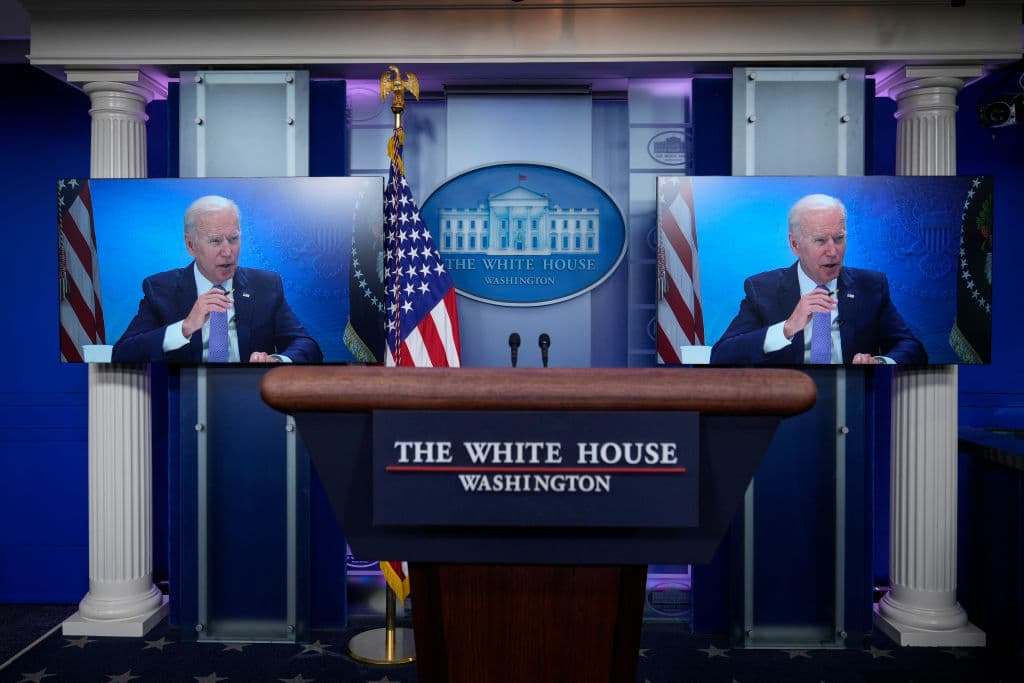 El presidente Joe Biden aparece en un monitor en la sala de prensa mientras asiste a una reunión virtual con gobernadores en la Casa Blanca el 11 de mayo de 2021 en Washington, DC.