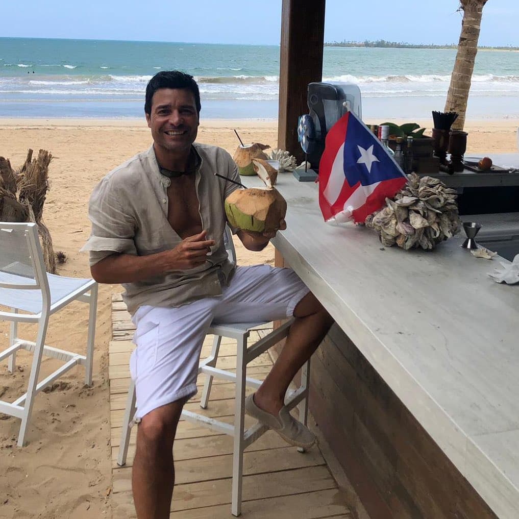 "Feliz día de los padres desde la Isla del Encanto. Feliz de compartir con mi familia", comentó el cantante en la publicación que realizó en Instagram.