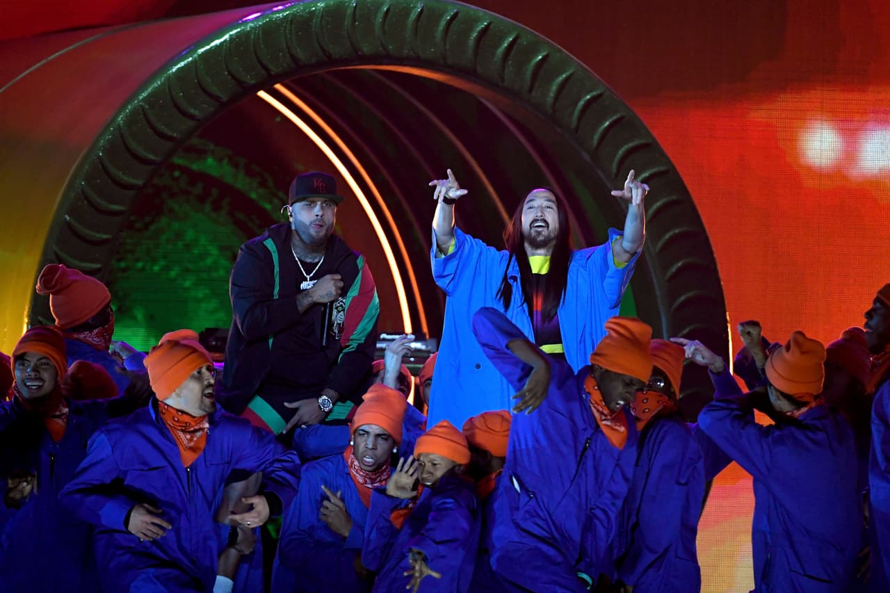 Esta es la colorida presentación de 'Jaleo' con Nicky Jam y Steve Aoki.