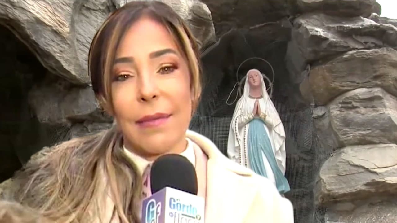 Gelena Solano pide con devoción un milagro a la Virgen de Lourdes para su hermana enferma