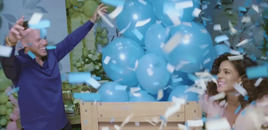 La felicidad de ambos fue captada en fotos y videos y este lunes 12 de abril los presentaron en el show.