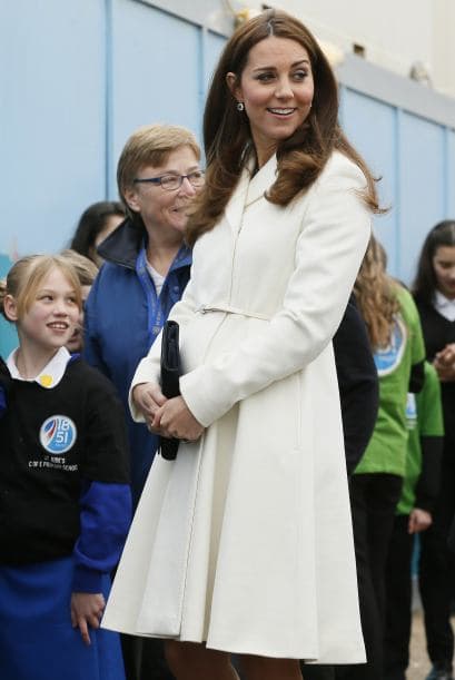 Lució bellísima en un abrigo blanco Max Mara, que ayudó a resaltar su bronceado natural.