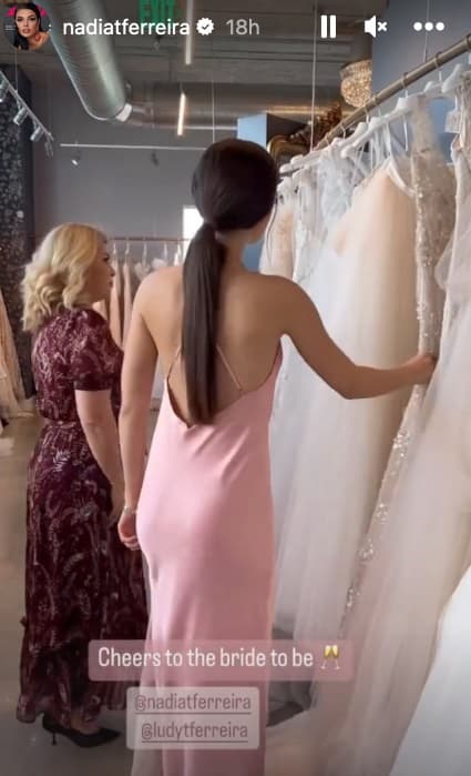 "Brindemos por la futura novia", se lee sobre un breve clip que publicó la paraguaya en sus historias.