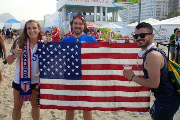 Bélgica y EEUU protagonizan el último choque de octavos de final del Mundial Brasil 2014 y sus fans se apasionan.