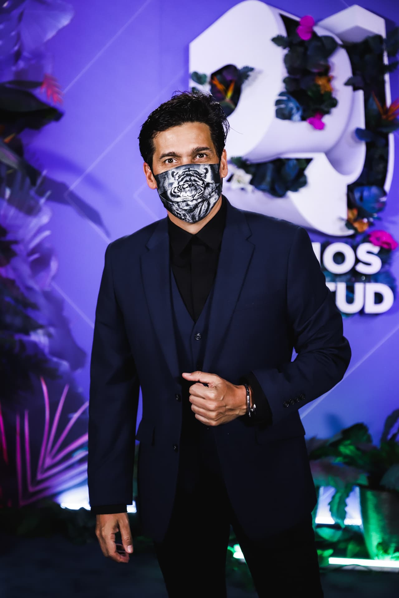 El conductor de Enamorándonos, Rafael Araneda, llegó a la premiación con un traje azul marino.