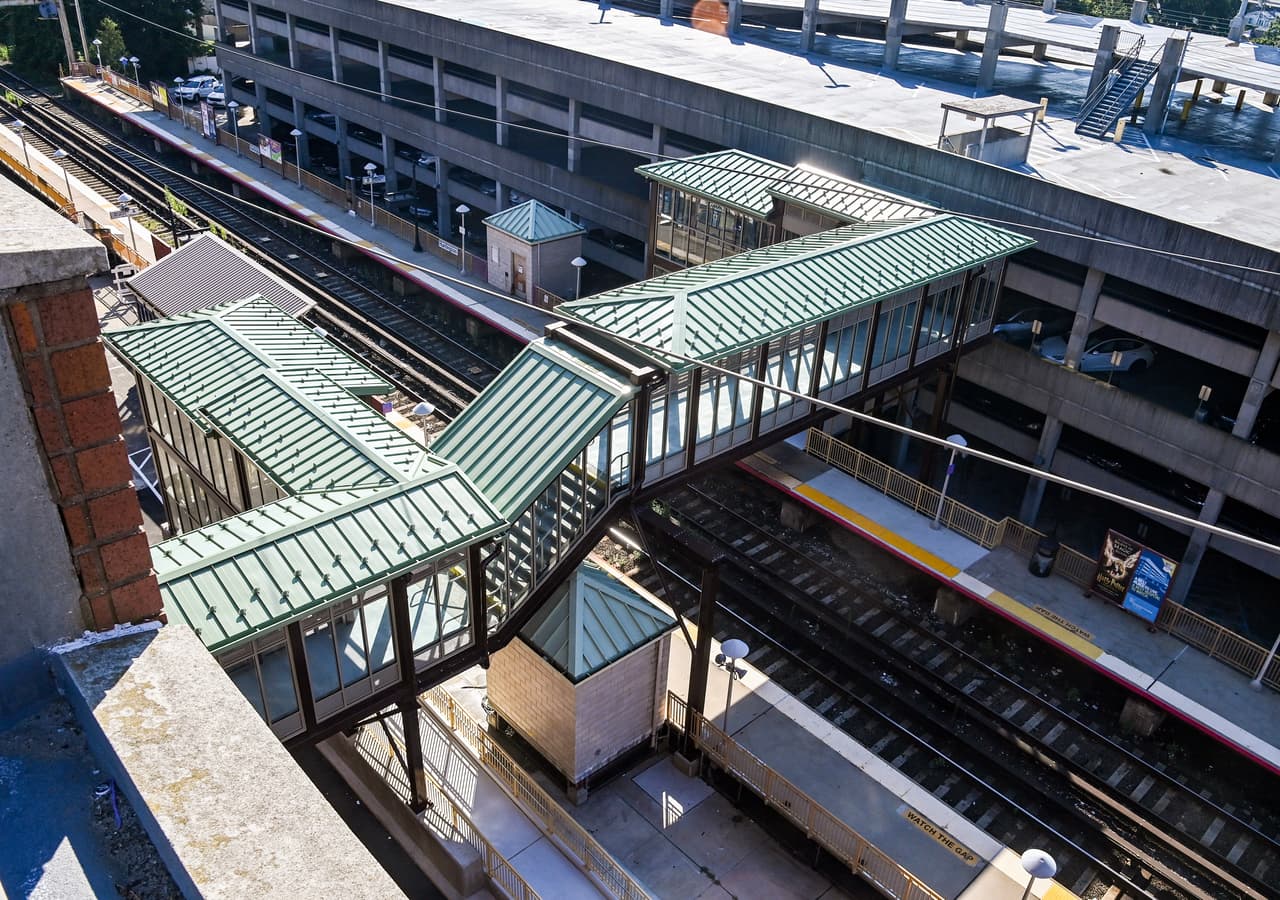 <b>Huntington Station tiene tres pasos elevados</b> y con la reconstrucción de este, en el extremo este, los pasajeros se beneficiarán de tener puentes peatonales cerrados, conveniente en días con mal tiempo.
<br>