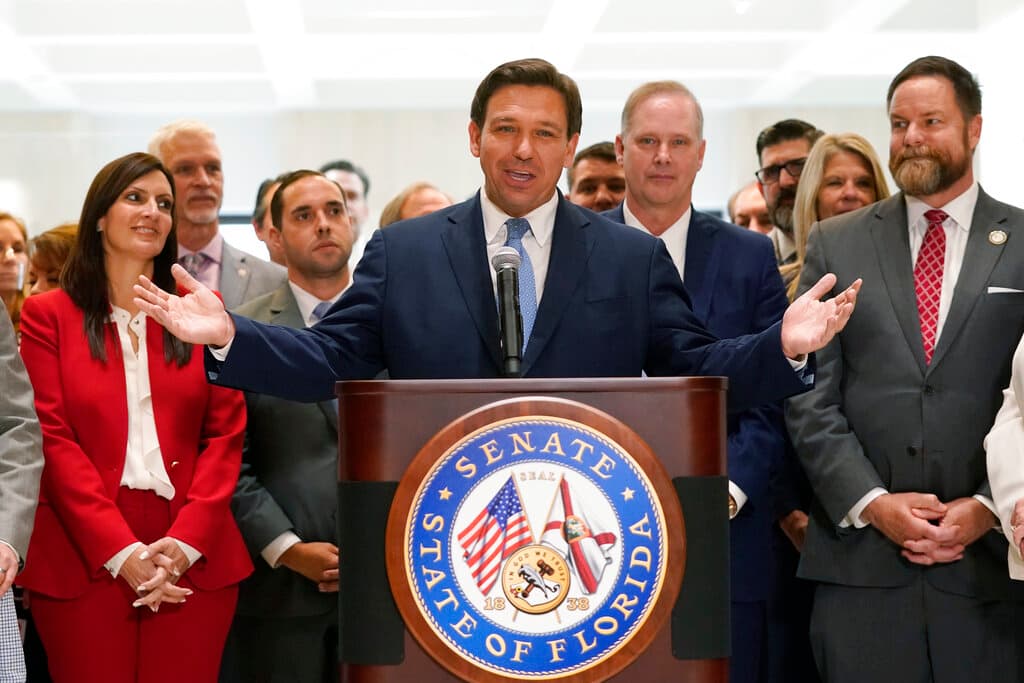 DeSantis convierte en ley el plan republicano que restringe el voto en Florida