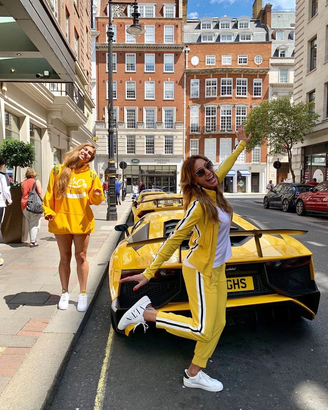 A su llegada a Londres, el panorama se tornó ideal para la familia ya que encontraron unos lujosos autos que combinaban con el atuendo que vestían.