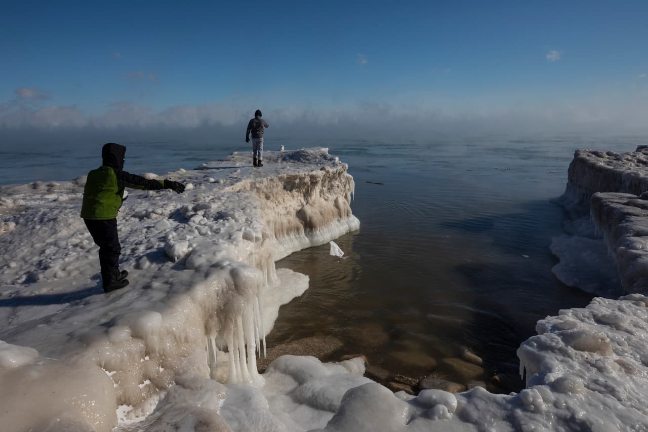 La orilla congelada del lago Michigan en Milwaukee, Wisconsin.