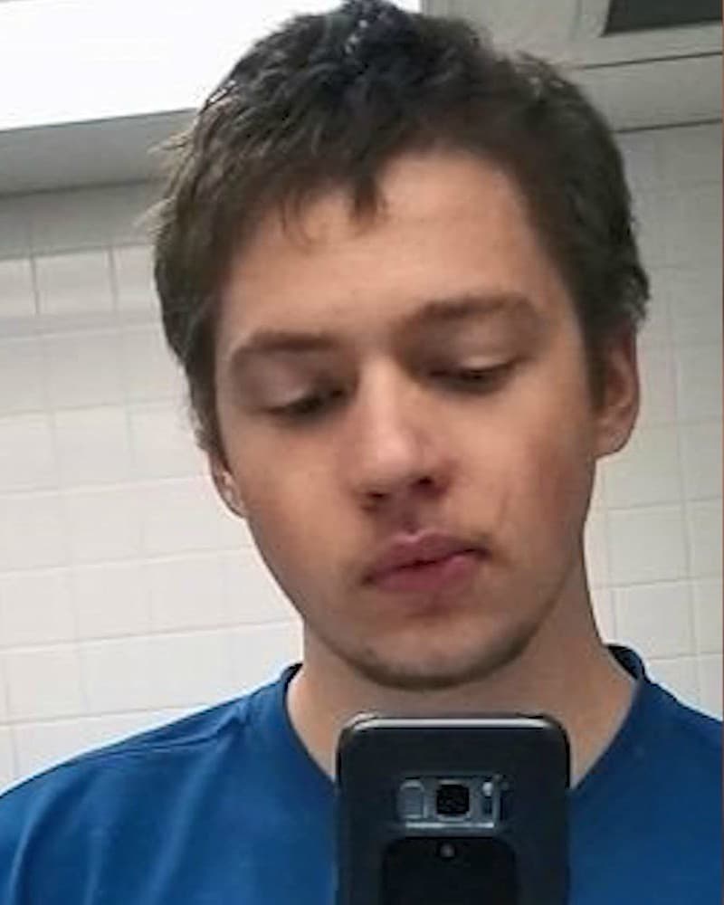 Armado con un rifle de asalto AK-47, de los conocidos como 
<a href="https://www.univision.com/local/san-francisco-kdtv/un-rifle-ak-47-mensajes-en-instagram-y-ninos-muertos-lo-que-sabemos-del-tiroteo-en-gilroy?asd=" target="_blank">“Cuerno de chivo”</a>, este hombre de 19 años abrió fuego contra una multitud congregada en el Festival del Ajo de Gilroy. La Policía lo identificó como Santino William Legan.