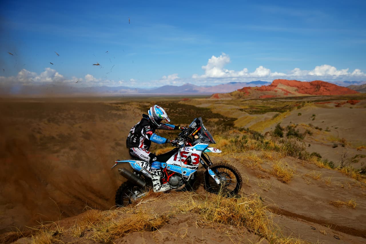 El rally Dakar es la primera gran competencia del año en automovilismo y motociclismo, en recorridos por lugares desérticos en los que los competidores incluso arriesgan su vida. En medio de esa exigencia, la belleza de la naturaleza, multicolor y diversa, adorna la carrera en Suramérica.