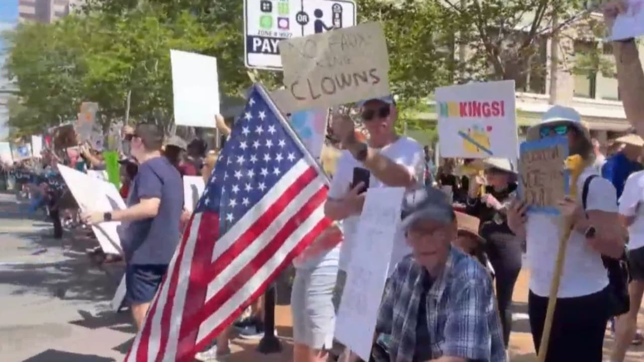 <b>Mensajes visuales como eje central. </b>Las pancartas y carteles fueron protagonistas, con consignas contra ICE, la guerra y el gobierno federal.