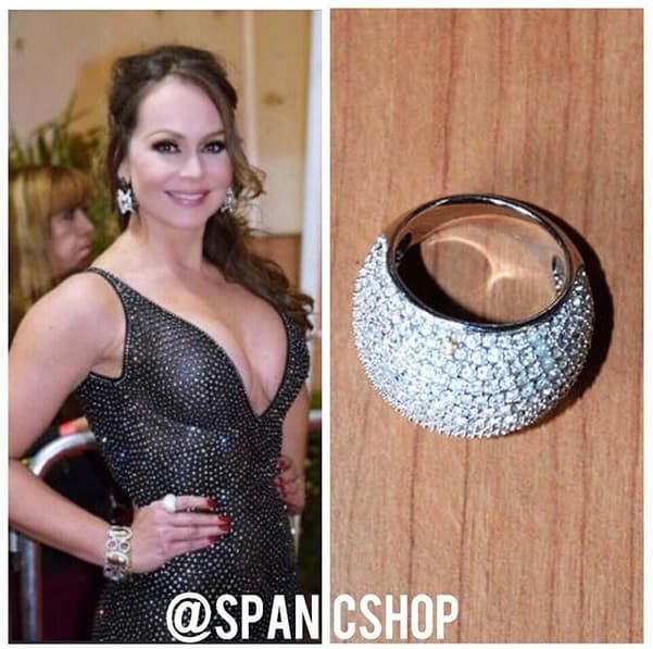 Joyas reales y de fantasía también son puestas a la venta.
<br>