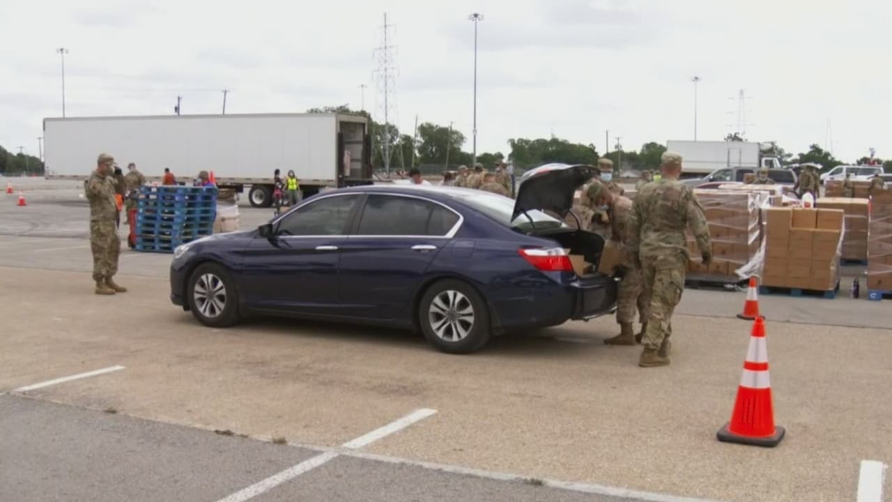 El Banco de Alimentos del Norte de Texas realiza una jornada en la que entrega 10,000 paquetes de comidas este jueves. Las personas interesadas se acercan en sus vehículos para recoger las cajas sin necesidad de contacto. No se exige ningún documento para acceder al beneficio.