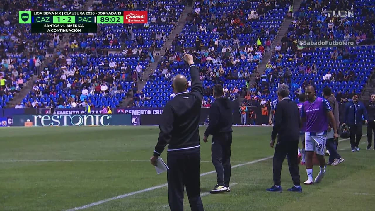 ¡Expulsión! El árbitro saca la roja directa a Víctor Guzmán.
