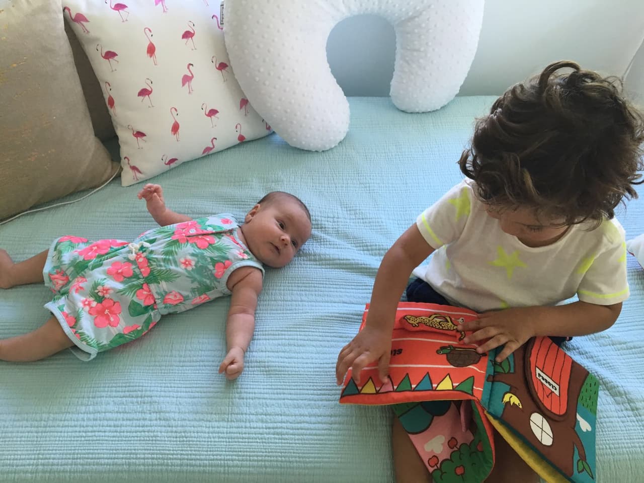 Y también aprovecha para leerle algunos cuentos.