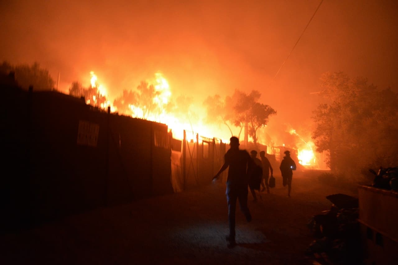Un incendio destruyó el miércoles Moria, el principal campamento de refugiados en Grecia que buscan asilo en Europa. Miles de inmigrantes, la mayoría mujeres y niños, quedaron a la deriva con lo puesto, sus miedos y desesperanzas.