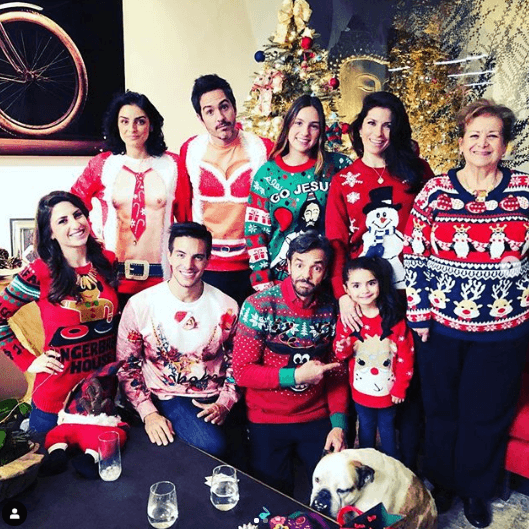 Al parecer toda la familia participó en un divertido intercambio de suéteres navideños.