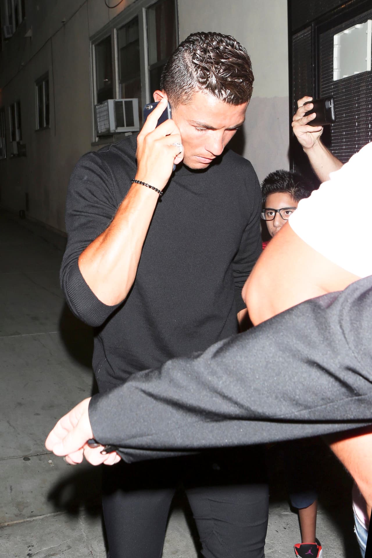 Dicen que el futbolista ya le hizo ojitos a la actriz y cantante.