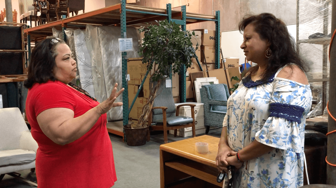 Houston Furniture Bank comenzó en 1992 y en 2003 el señor Oli Mohammed, lo fundó como una organización independiente para ayudar a familias afectadas por enfermedades, violencia doméstica, y pobreza extrema.