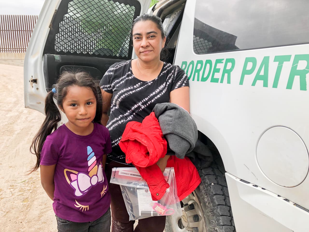 A Génesis Antonia, de 6 años, y a su mamá Reyna Vega les tomó algo más de una semana para llegar de El Salvador a Texas. “Tuve que sacar a la niña del kínder porque yo trabajaba ahí en el comedor y me estaban pidiendo dinero y me amenazaron con hacerle algo si no les entregaba el dinero”, asegura la madre. Su objetivo tras ser procesada era encontrarse con un tío suyo que vive en Virginia.