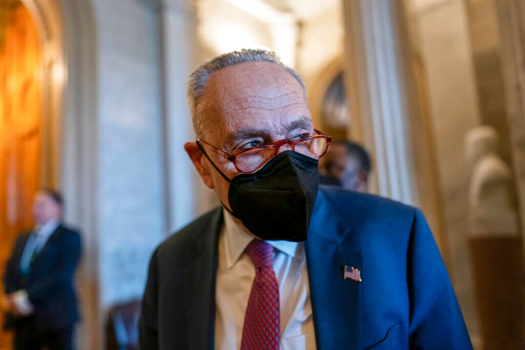 El líder de la mayoría del Senado, Chuck Schumer, les dice a los periodistas que el Senado terminará el trabajo para financiar al gobierno antes de la fecha límite del viernes a medianoche, en el Capitolio en Washington, el jueves 17 de febrero de 2022.