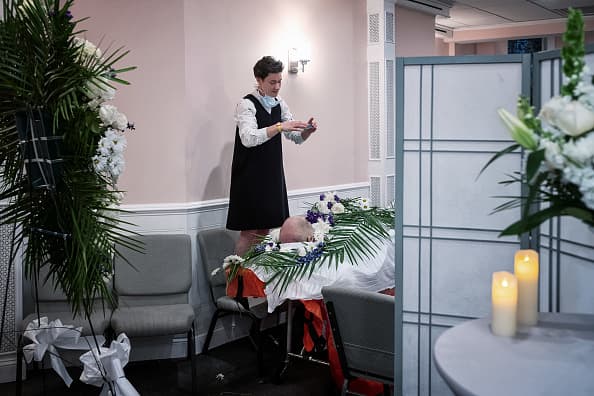 Sumada a la tristeza por la pérdida de sus familiares, las personas tienen que lidiar con no estar presente en un momento tan importante en la vida.