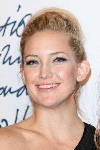 No crean que la transformación de la güerita es únicamente en cuanto a "garritas" y "greñitas", también las cirugías han tenido algo que ver y es que el cambió en su nariz o el aumento de su busto no fue por un mago y su barita fue por un doctor y su bisturí.